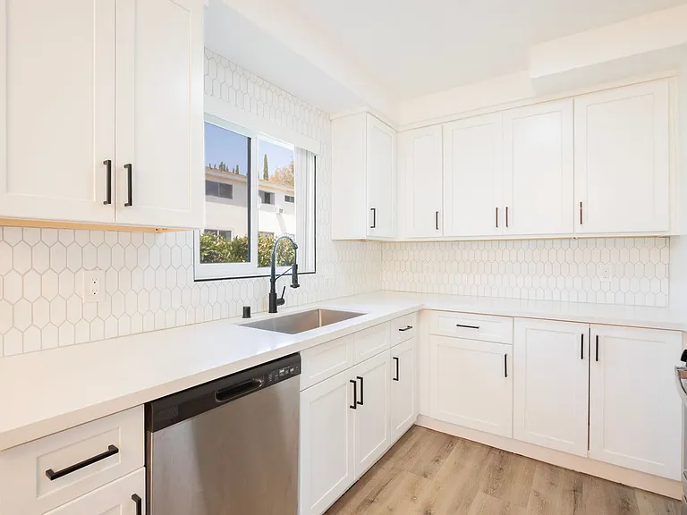 904 N Sierra Bonita Ave — Photo 32