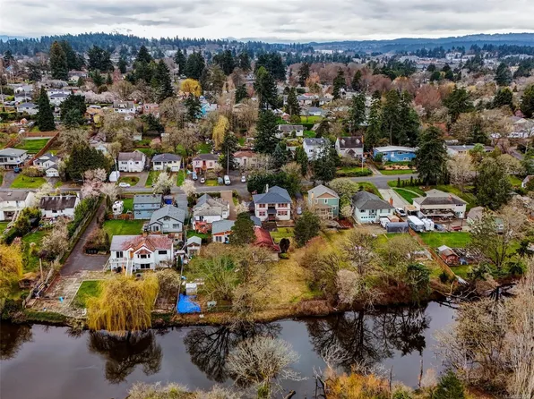 756 Newbury St, Saanich, BC V9A 2C1
