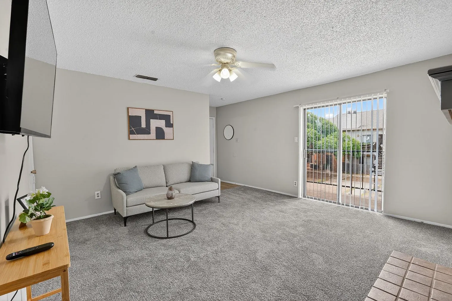 2 bed, 2.0 bath, 9515 sqft, $1,614 — Photo 2