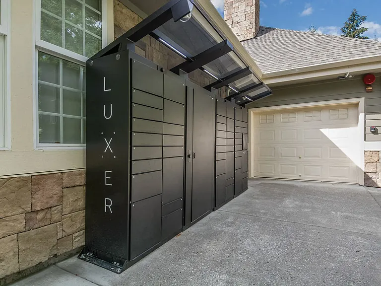 24/7 package service with LuxerOne