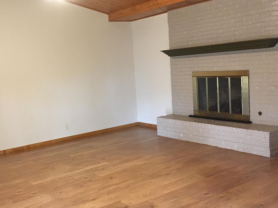 Family Room. Gas Logs