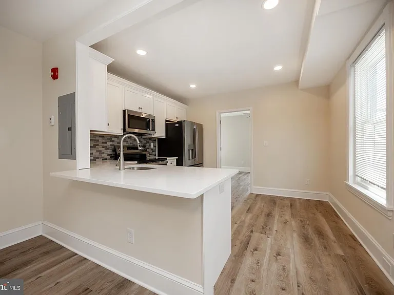 325 W Barnard St W — Photo 5