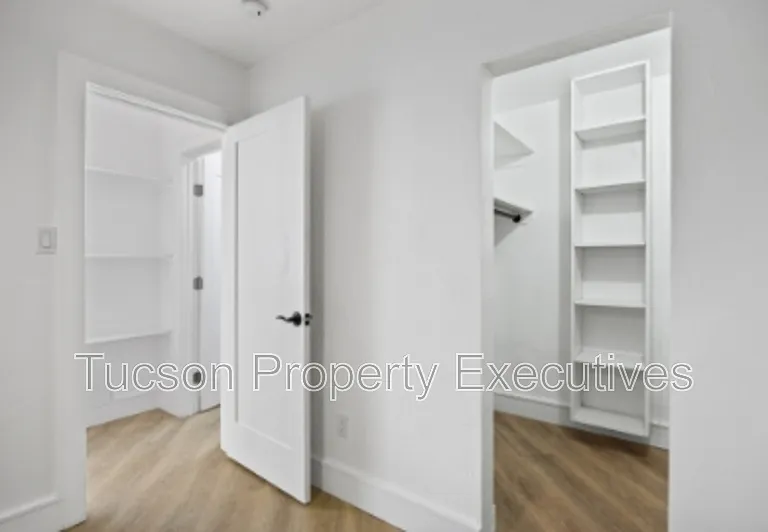 824 E 10th St #L — Photo 15