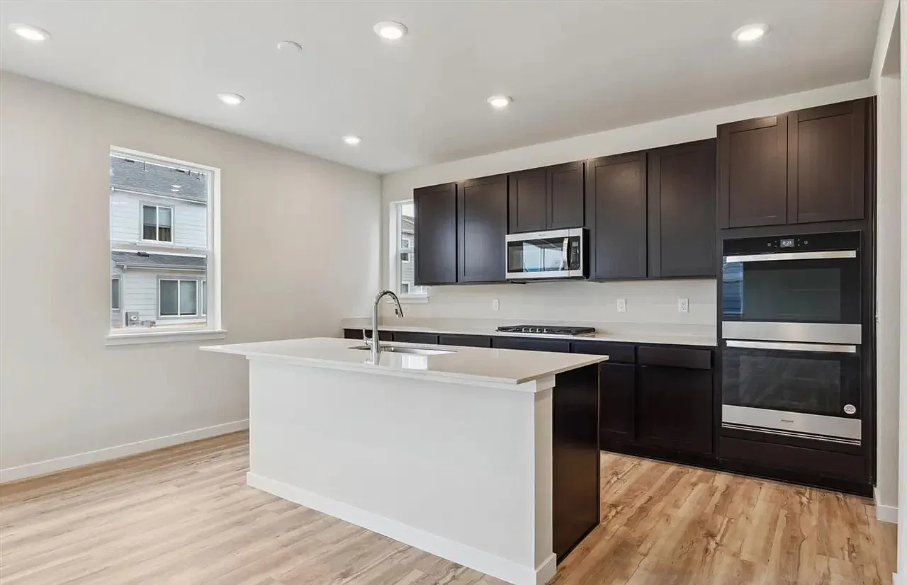 3 bed, 3105 sqft, $3,800 — Photo 3