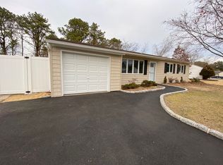 26 Glen Summer Rd, Holbrook, NY 11741