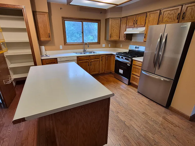 4272 Kingsbury Dr — Photo 2