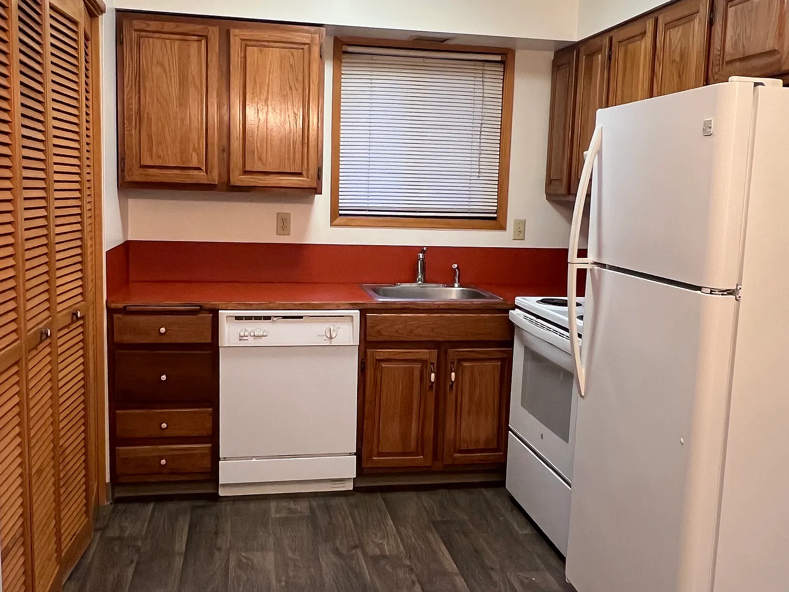 2 bed, 1.5 bath, 1300 sqft, $1,900 — Photo 4