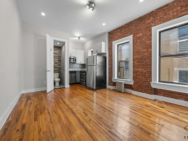 61-36 Woodbine St #1R — Photo 2