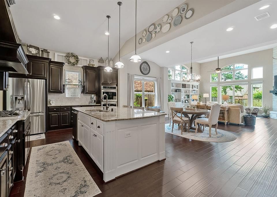 Welcome to 112 Angie Lane.....Gorgeous cabinetry and high ceilings are the signature in this kitchen.