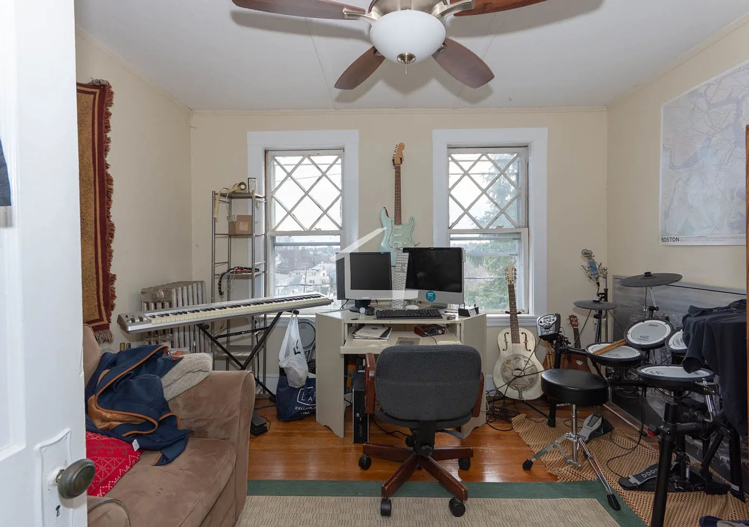 Charming 6 Bedroom-No Broker Fee — Photo 1