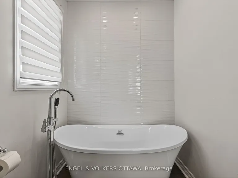 1033 Como Cres — Photo 17