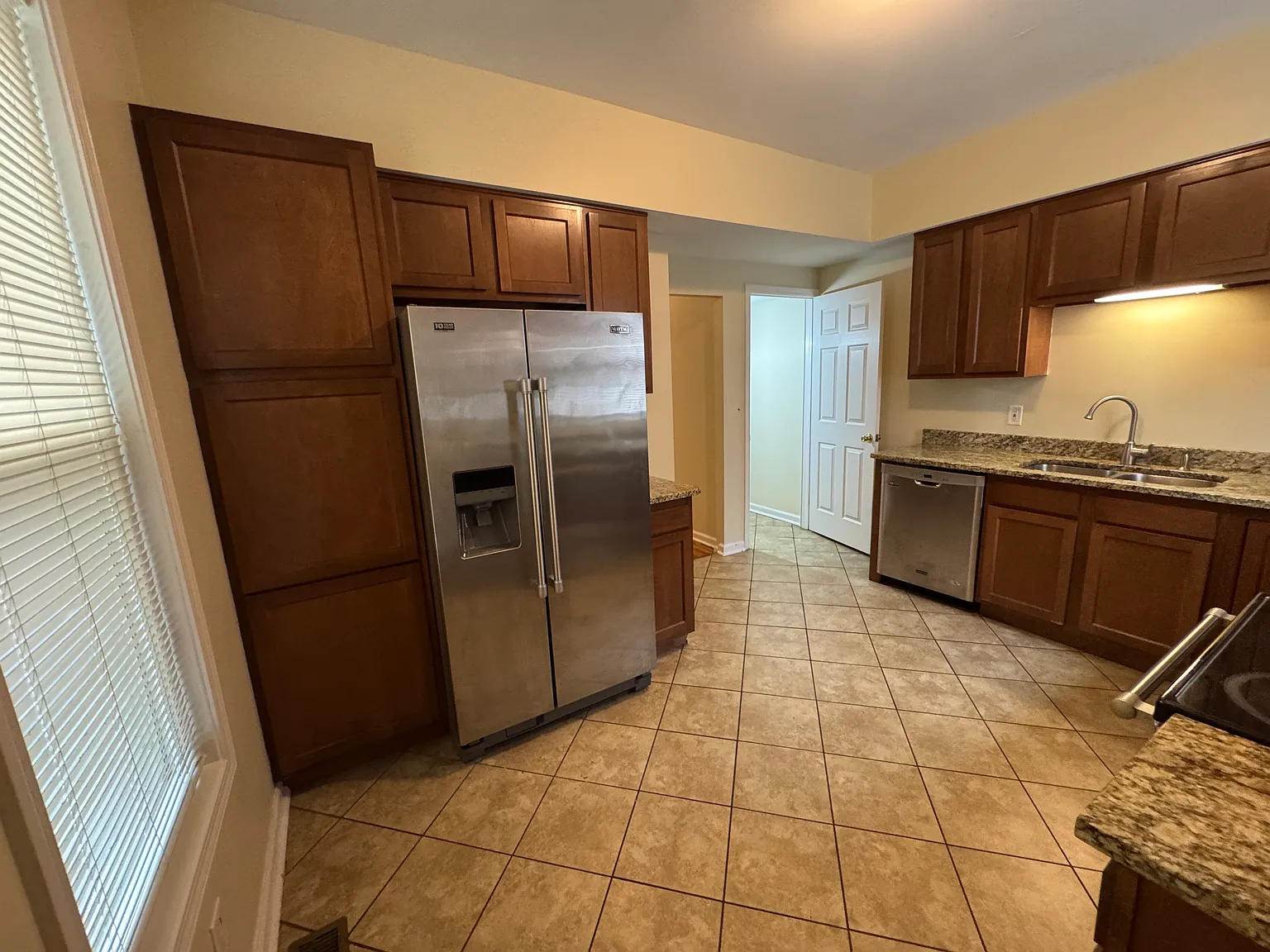 4 bed, 1.5 bath, 2400 sqft, $2,250 — Photo 3
