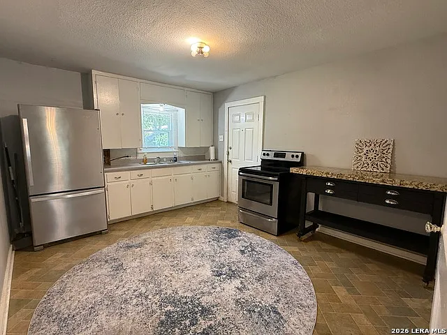 2 bed, 1.0 bath, 896 sqft, $1,300 — Photo 4