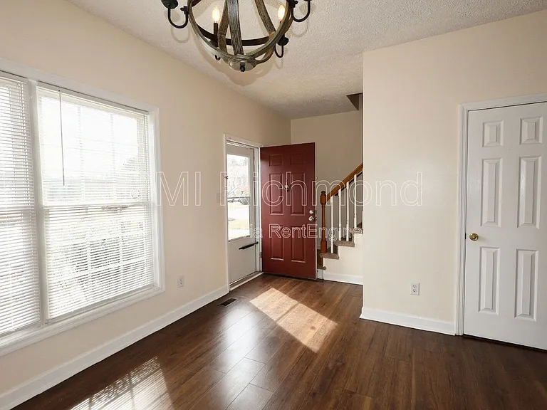 2716 Goyne Loop — Photo 4