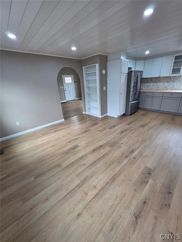 4 bed, 2.0 bath, 2060 sqft, $2,000 — Photo 2