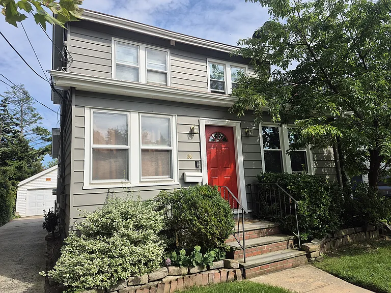 Woodlawn Ave — Photo 1