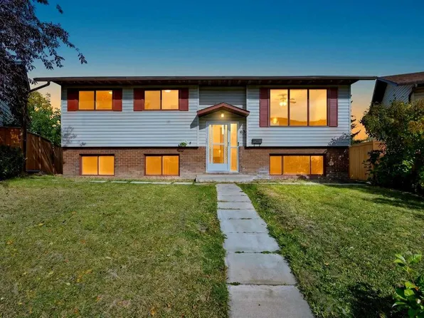 63 Beaconsfield Cres NW, Calgary, AB T3K 1W5