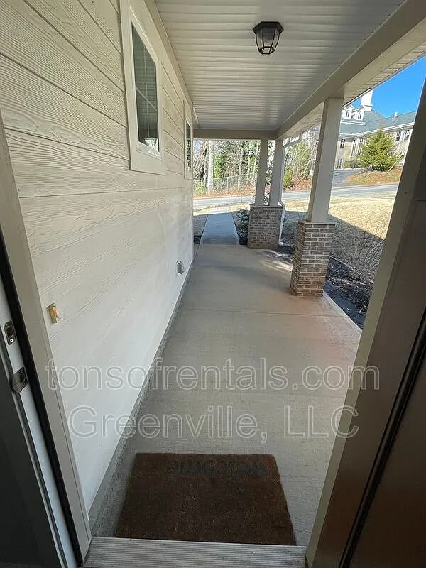 3 bed, 2.5 bath, 1557 sqft, $2,300 — Photo 4