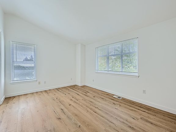 5th image of 12711 35th Ave NE #B