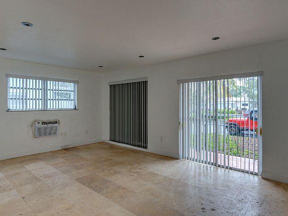 4th image of 1316 NE 105th St APT 101