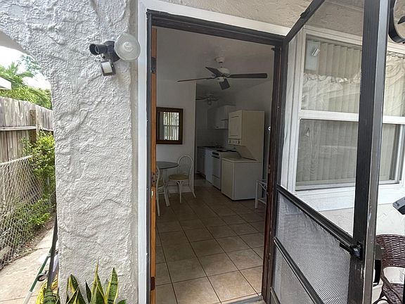 2nd image of 909 Jasmine Way #B