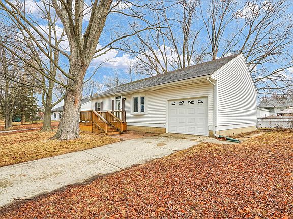 2nd image of 902 Oakcrest Dr