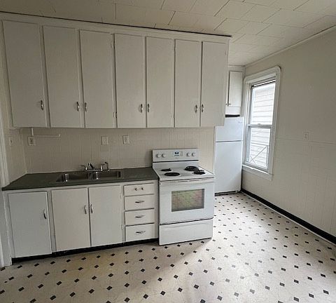 3rd image of 122 Park Pl APT 2