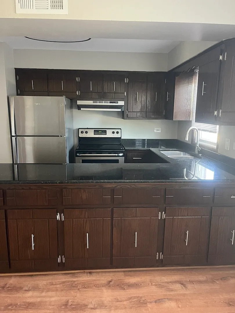 2 bed, 1000 sqft, $1,675 — Photo 4