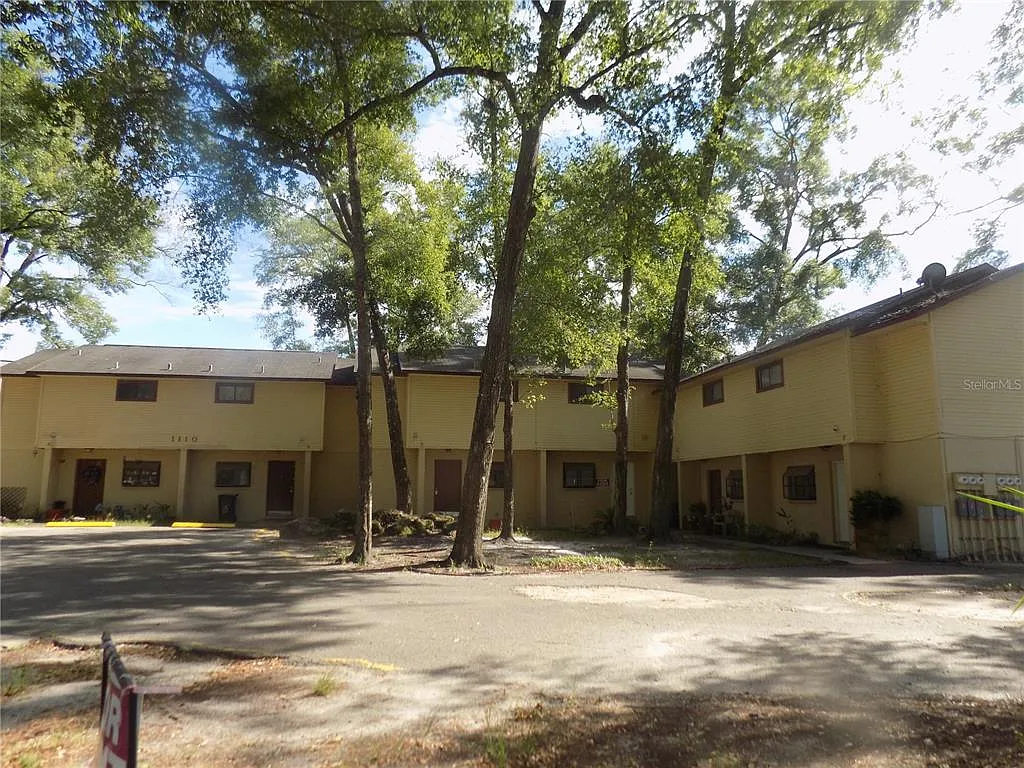 2 bed, 1.5 bath, 1049 sqft, $1,150 — Photo 2