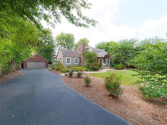 3rd image of 108 Edgemoor Dr