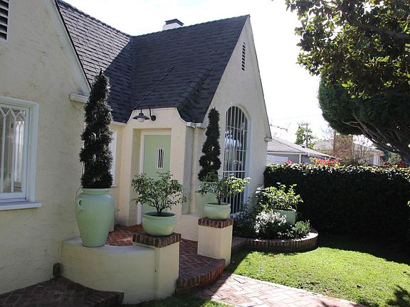 3rd image of 756 N Doheny Dr