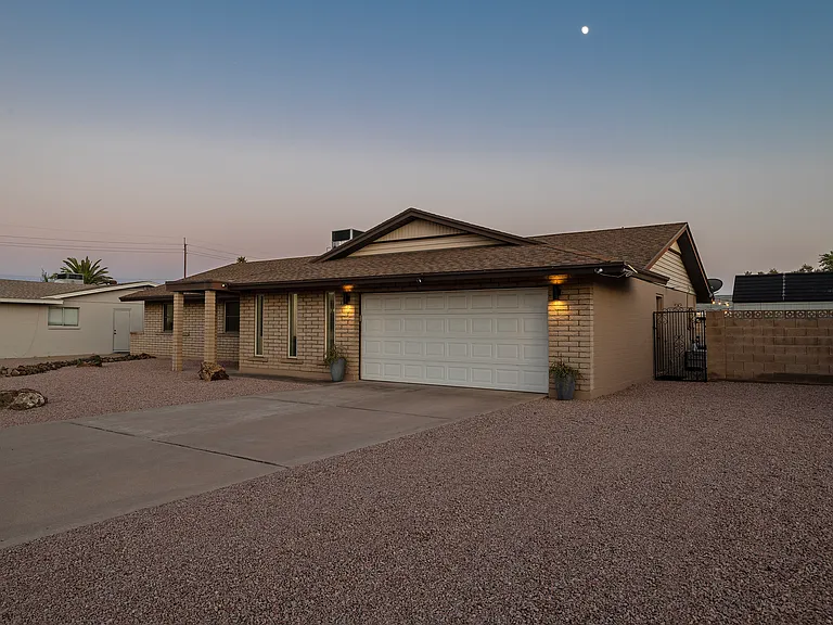 3121 E Sierra St — Photo 3
