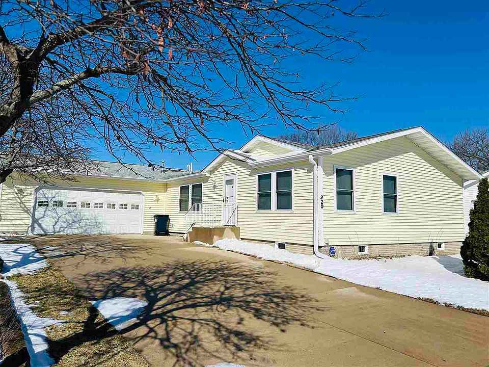1st image of 220 Paddock Cir