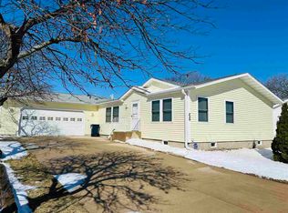 220 Paddock Cir, Iowa City, IA 52240