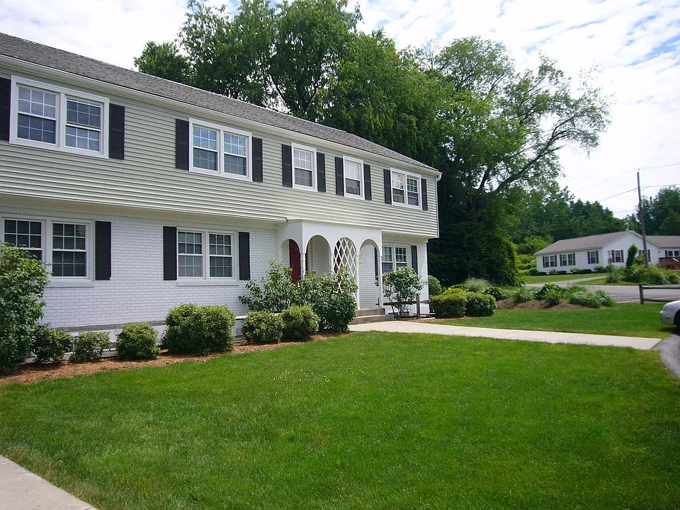 40 Hobart Ln #40