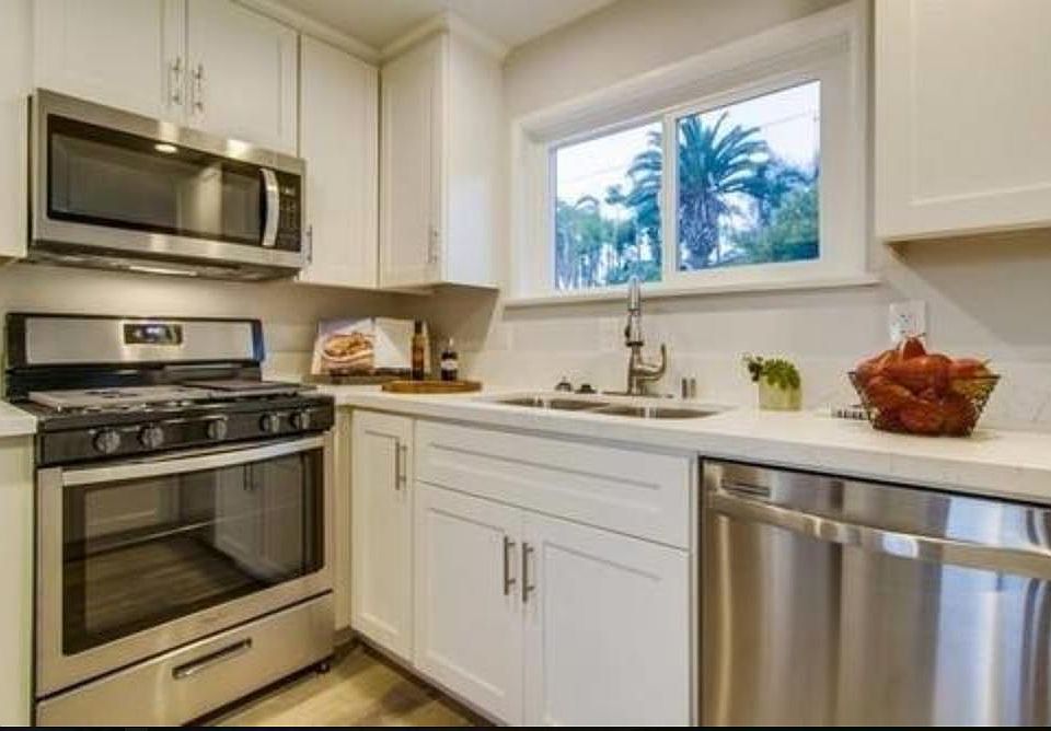 Designer kitchen with 5 burner stove and dishwasher