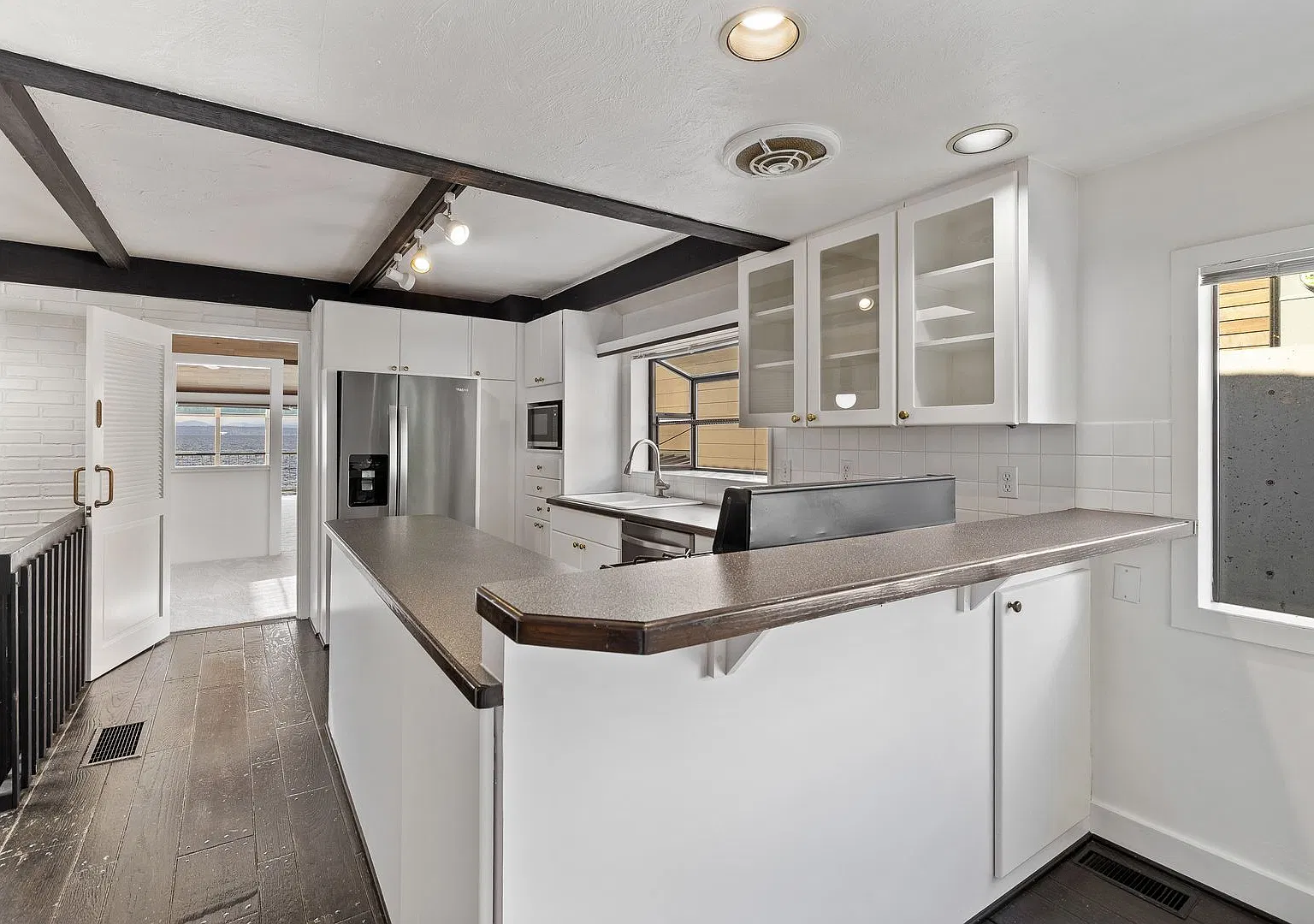 Waterfront 3-bedroom, 2.75-bath — Photo 4