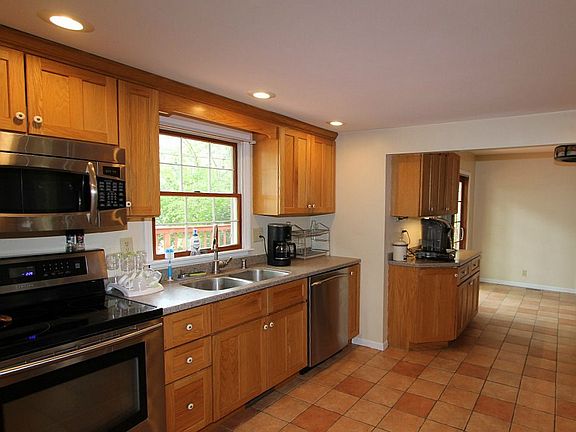 3rd image of 951 Sunset View Dr