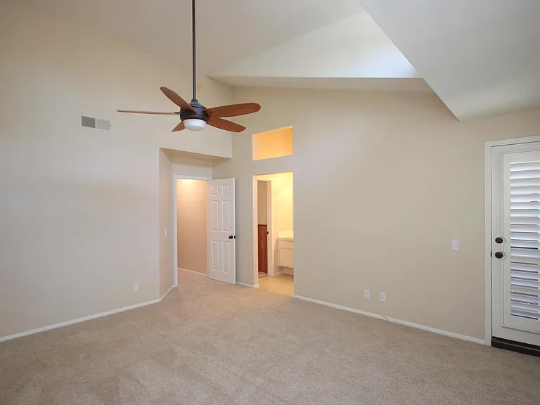 1074 Rocton Dr — Photo 23