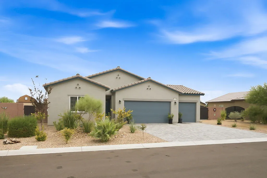 4 bed, 2.0 bath, 1892 sqft, $2,300 — Photo 3