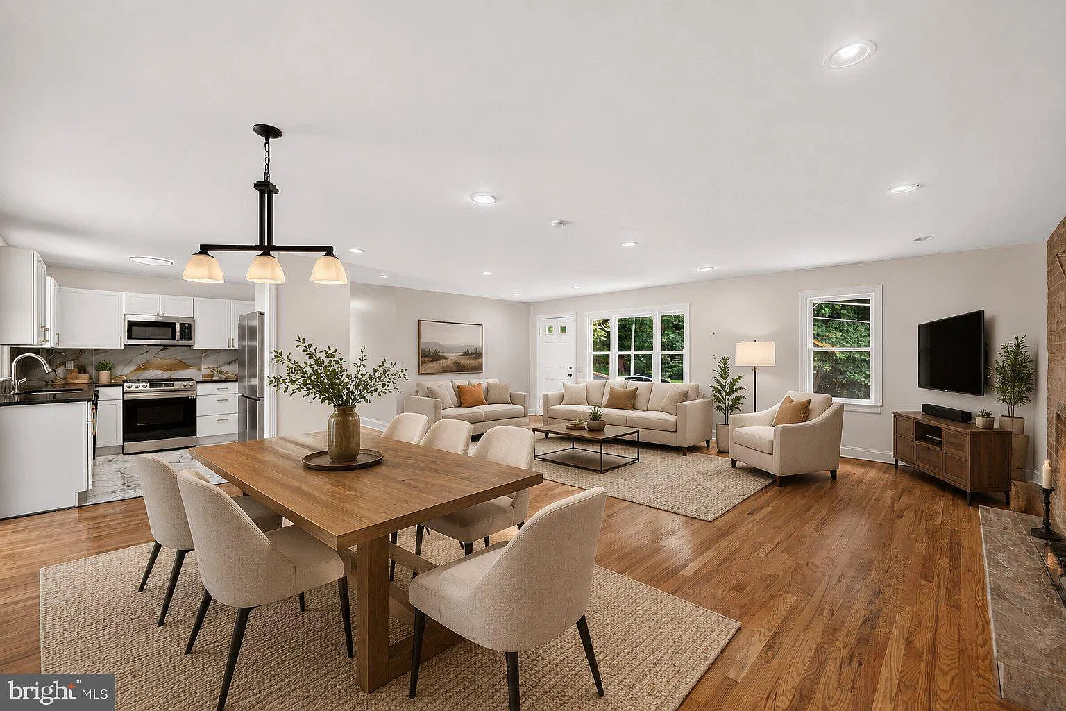 5 bed, 2.0 bath, 2450 sqft, $3,500 — Photo 3