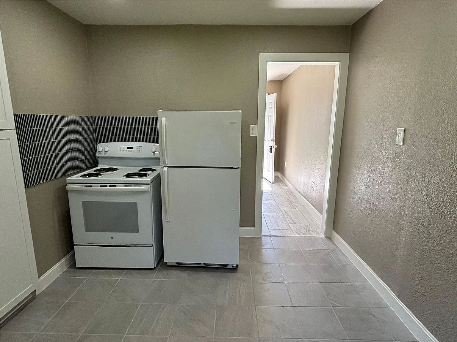 2 bed, 1.0 bath, 696 sqft, $1,350 — Photo 2