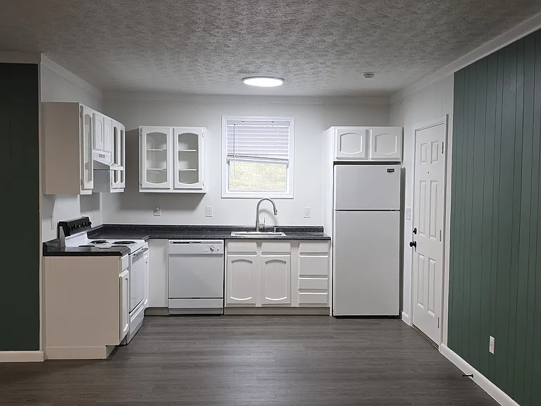 105 Becky Dr — Photo 3