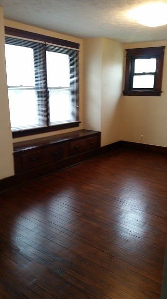 1st image of 826 W 21st St