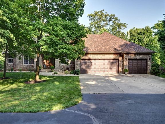 3rd image of 828 N White Tail Ct