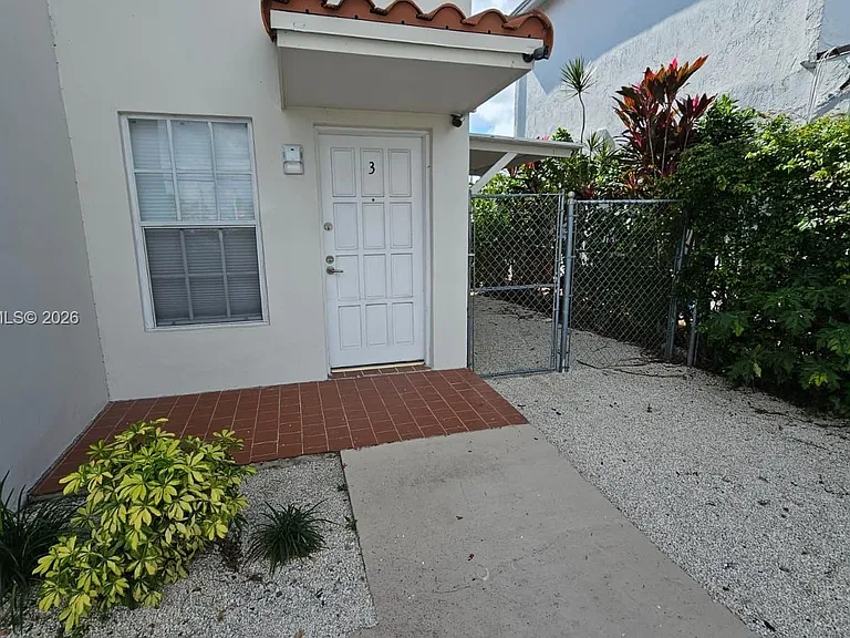 5720 SW 5th St — Photo 1