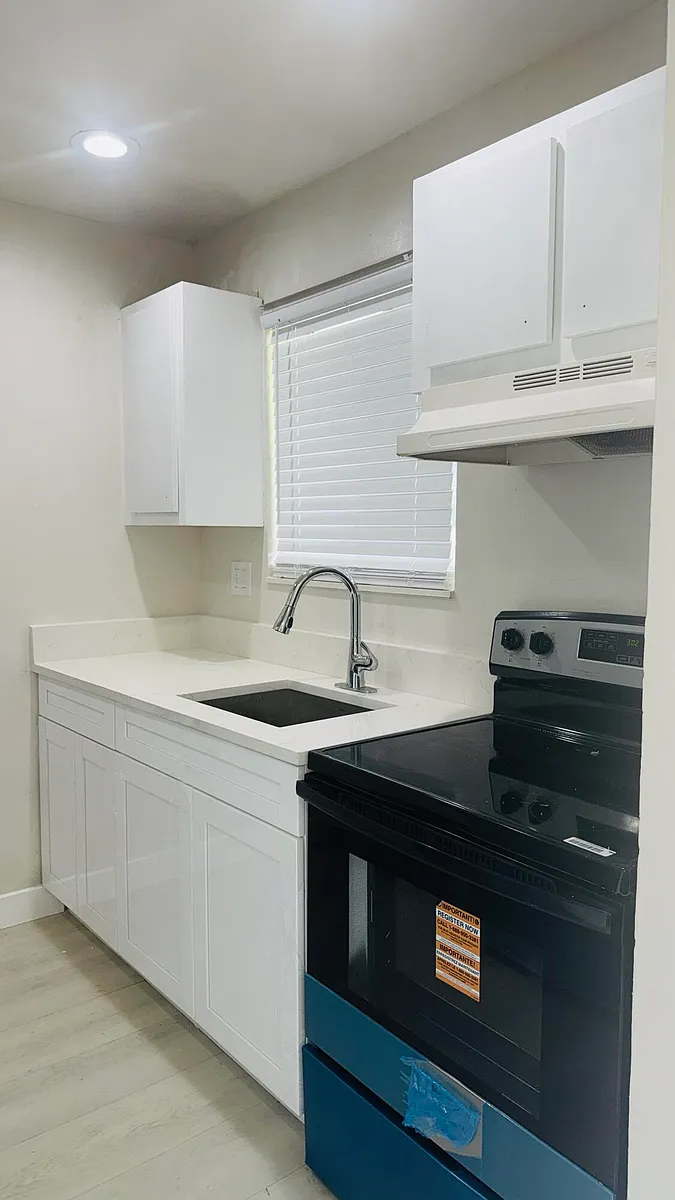 Building Photo - 6106 Forest Hill Blvd #201