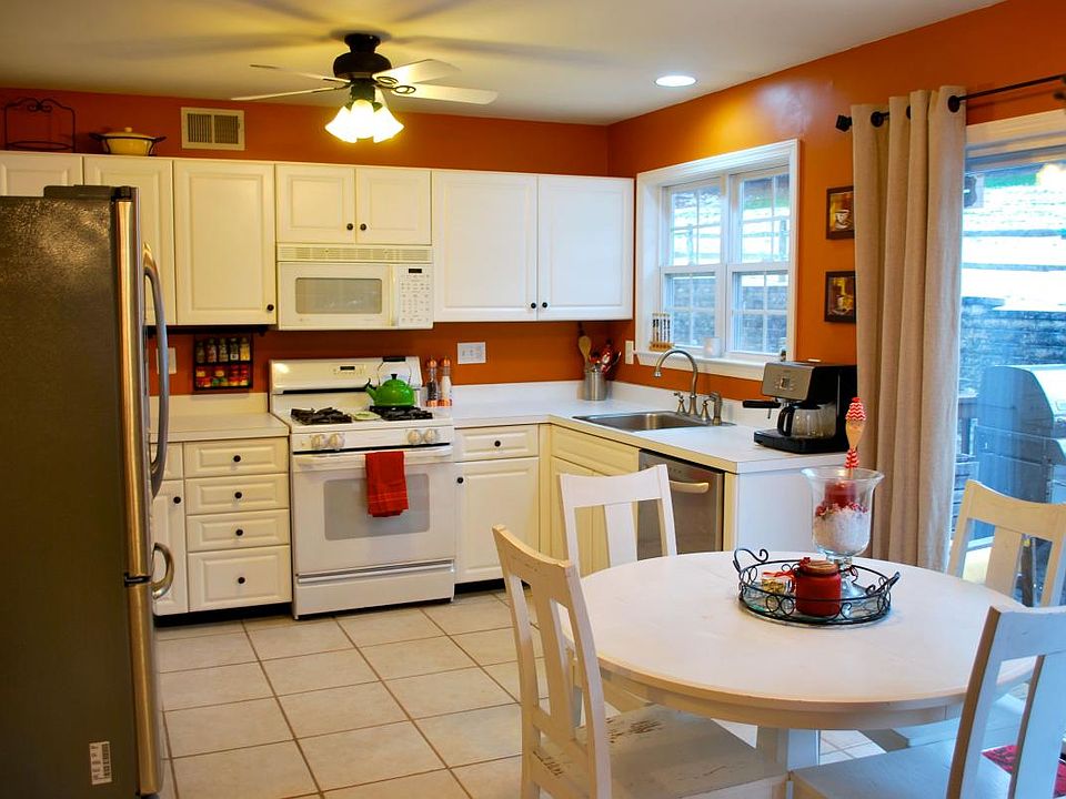 Spacious Eat-In Kitchen