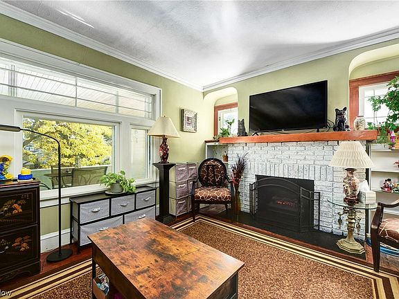 2nd image of 1568 Larchmont Ave