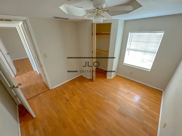 9806 N Plainfield Dr — Photo 4